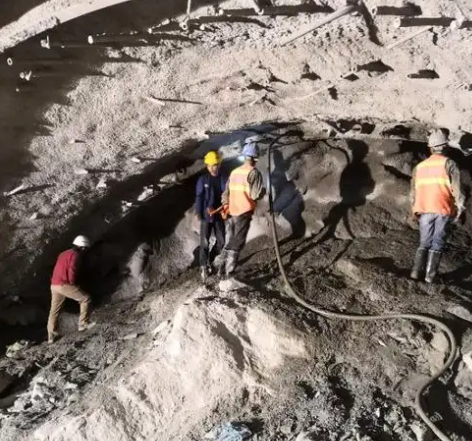 临翔隧道拱顶带模注浆料，微膨胀注浆料的特点及施工工艺